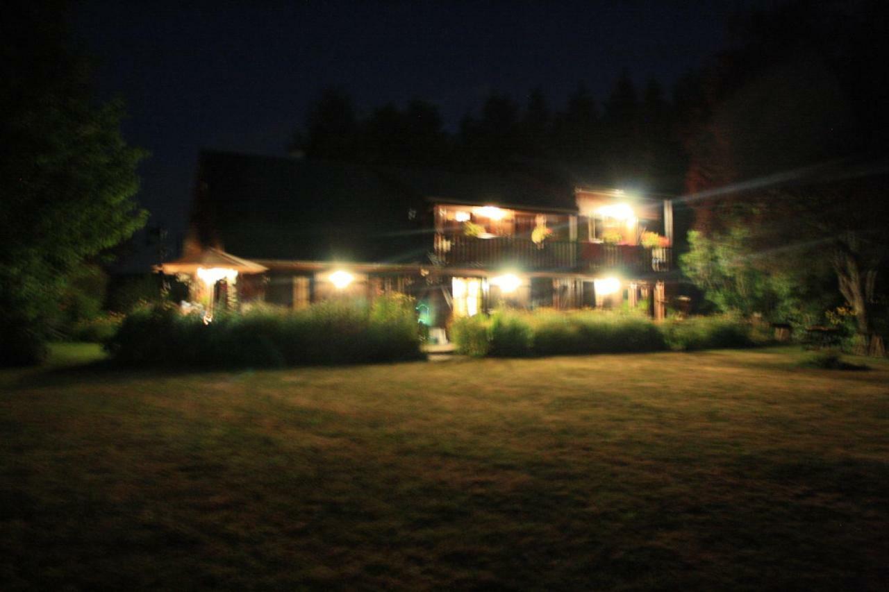 Spruce Lake Sauviat-sur-Vige Bagian luar foto