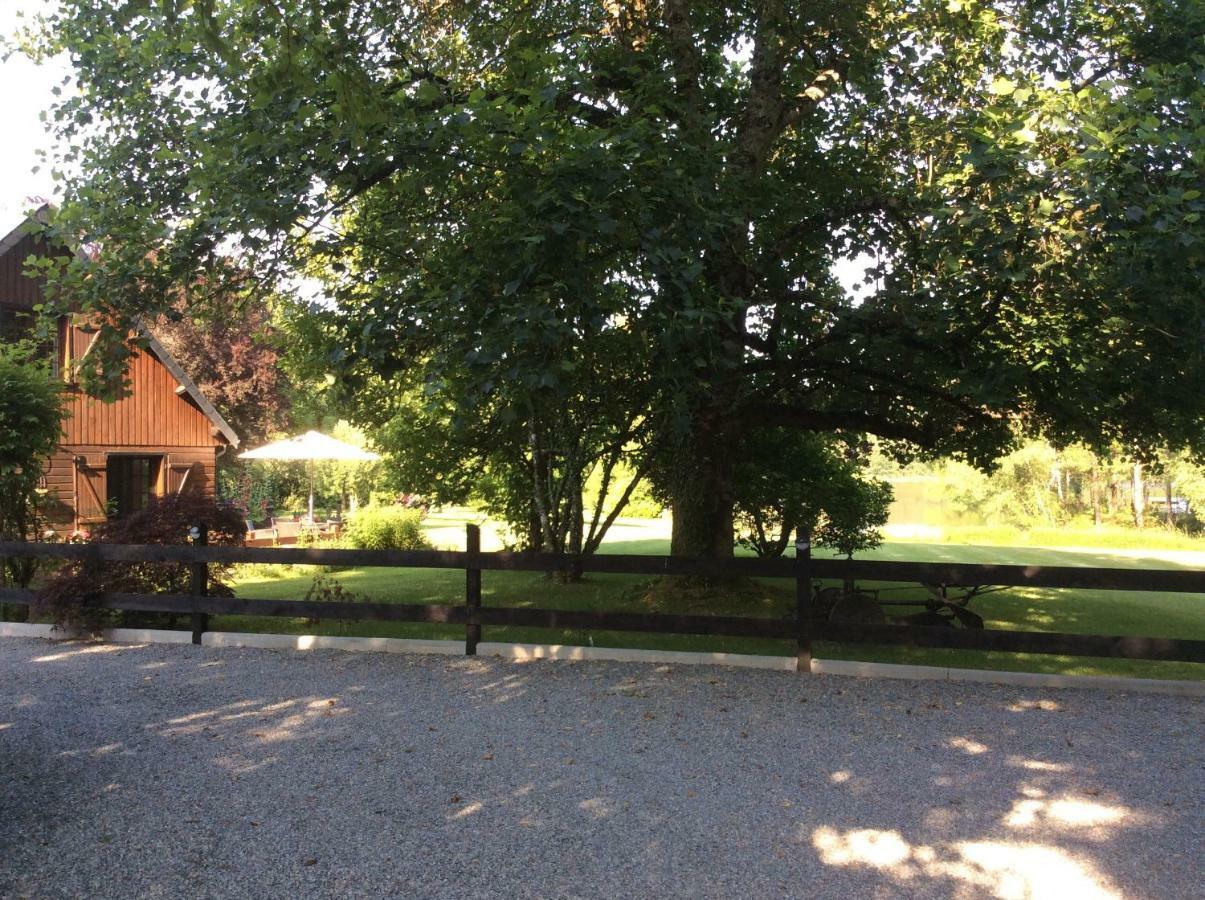 Spruce Lake Sauviat-sur-Vige Bagian luar foto
