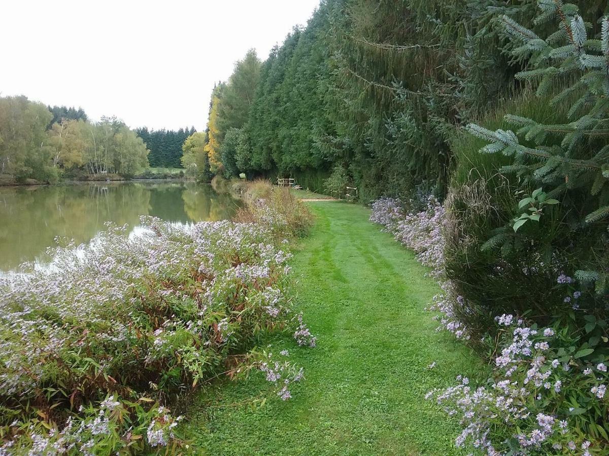 Spruce Lake Sauviat-sur-Vige Bagian luar foto