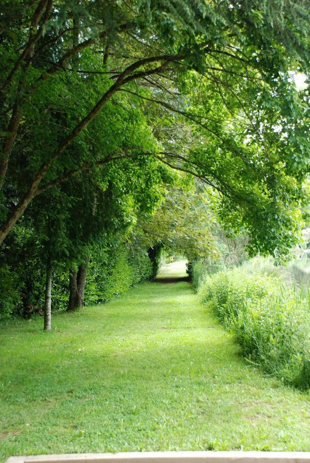 Spruce Lake Sauviat-sur-Vige Bagian luar foto